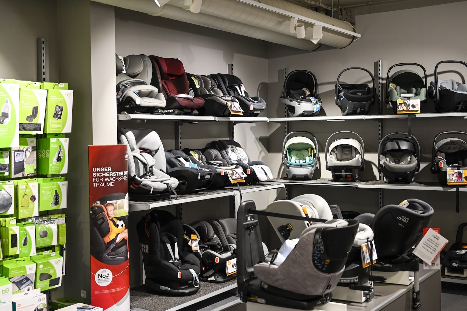 Kindersitze und Babyschalen in der Ausstellung